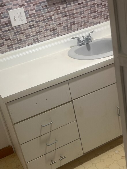 Building Photo - 10 Osgood Ave