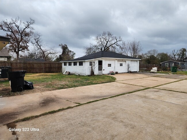 Building Photo - 702 McDaniel St