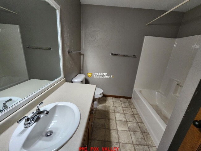 Building Photo - Large Side by Side Townhouse Greenville