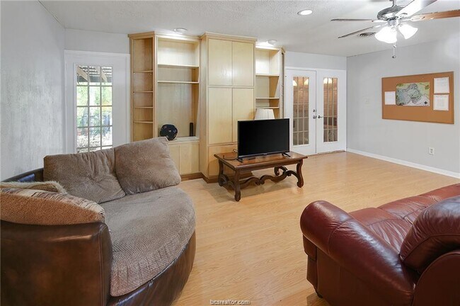Building Photo - 305 W Brookside Dr