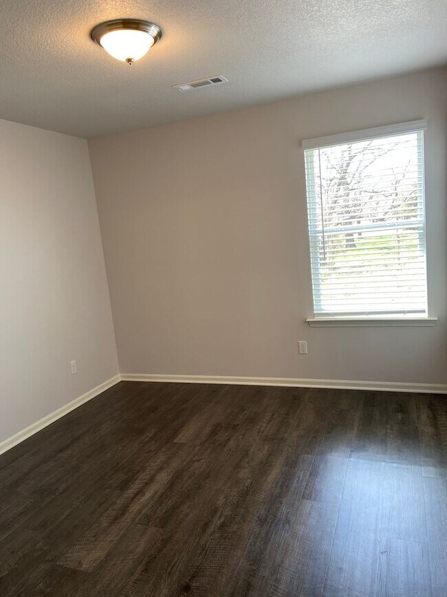 Building Photo - Pre-Leasing Now: Comfortable 3-Bedroom, 2.5-Bath Home in Oak Woods!