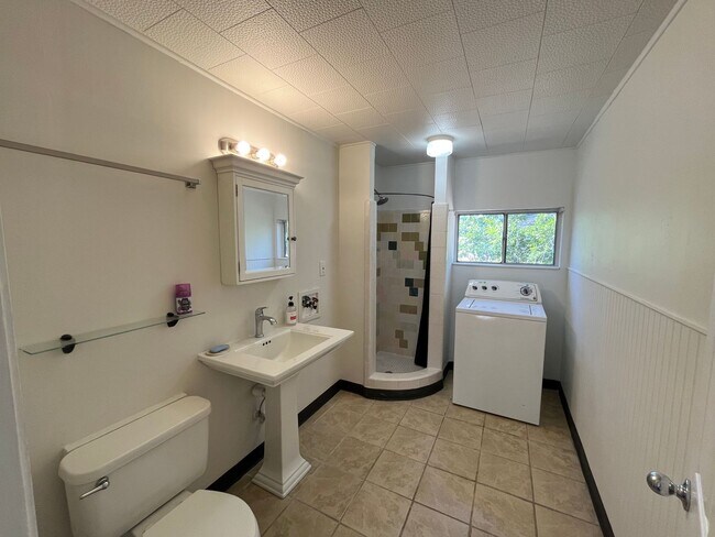 Building Photo - Charming 3-Bedroom Home with Bonus Room in Prime Beaverton Location Cedar Hills Neighborhood!!!