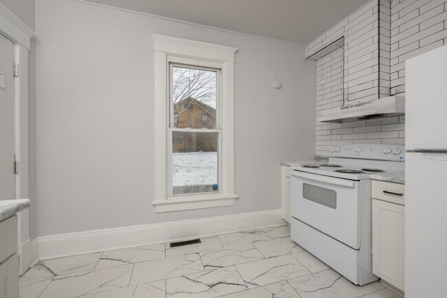 Building Photo - 1303 Rowland Ave NE