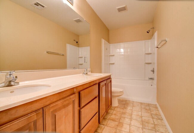 Building Photo - 4 Bed 3 Bath With Huge Loft