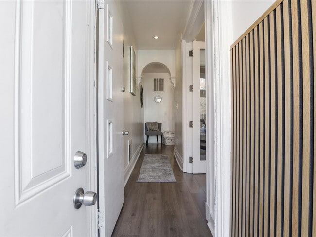 Building Photo - Charming Spacious Baltimore Rowhome