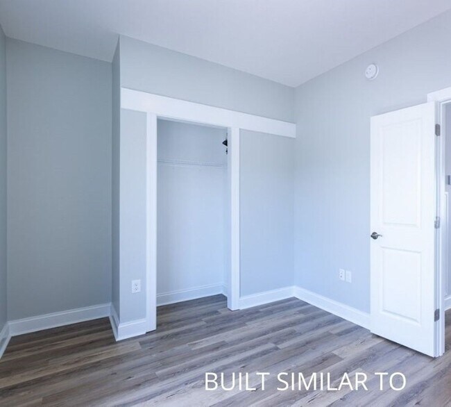 Building Photo - 2656 Greenport Dr