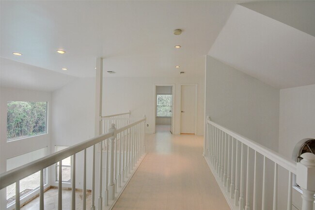 Building Photo - 10 E Indian Sage Cir