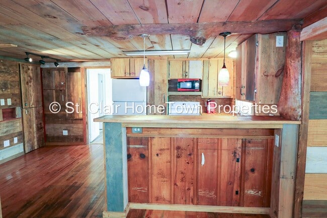 Building Photo - Beautiful Rustic Cabin