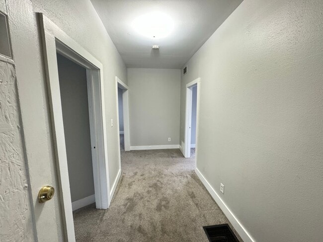 Building Photo - Two Bedroom Upper Unit on SW Side!