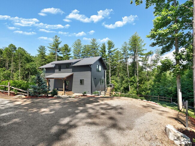 Building Photo - Creek Side *Unfurnished