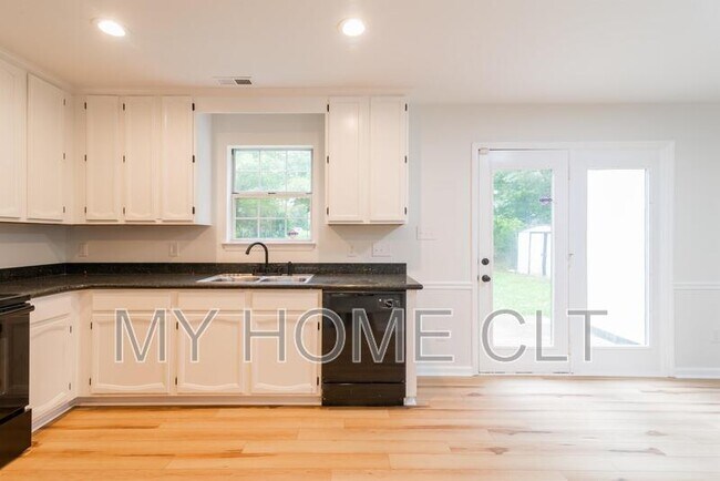 Building Photo - 8413 Woodford Bridge Dr