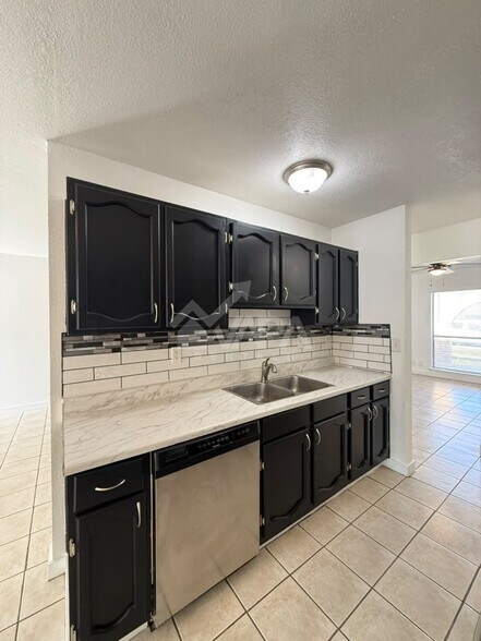 Building Photo - 827 Blue Astor Dr