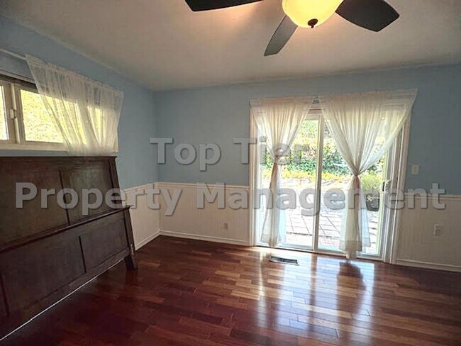 Building Photo - 3 Bed/ 2 Bath Spacious Family Home with Su...