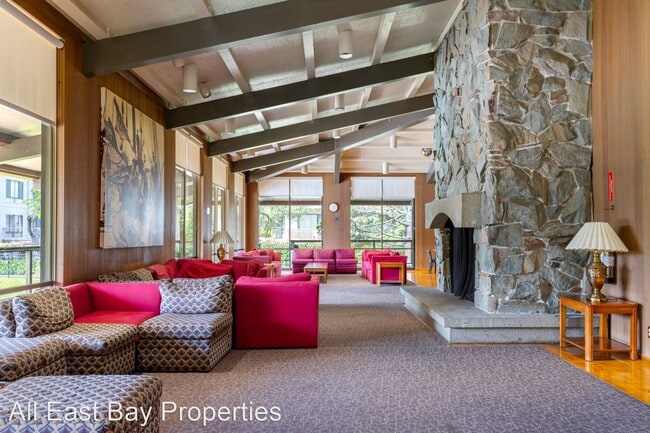 Building Photo - 1 br, 1 bath House - 7 Commodore Dr. #363