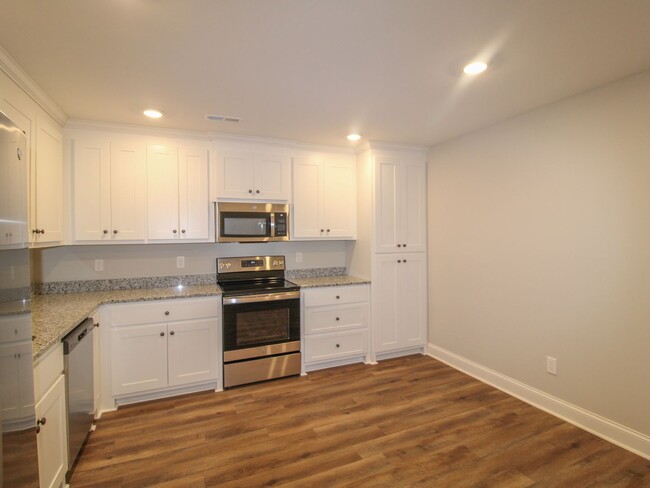 Building Photo - MOVE IN Special - 1st Month Rent FREE - Ca...