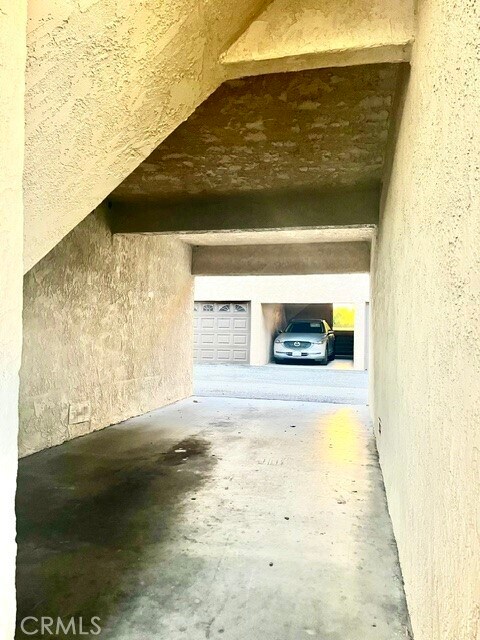 Building Photo - 2429 S Ridgewood Dr