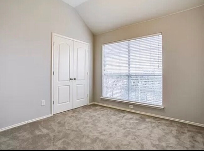 Building Photo - 8401 Greenfield Dr