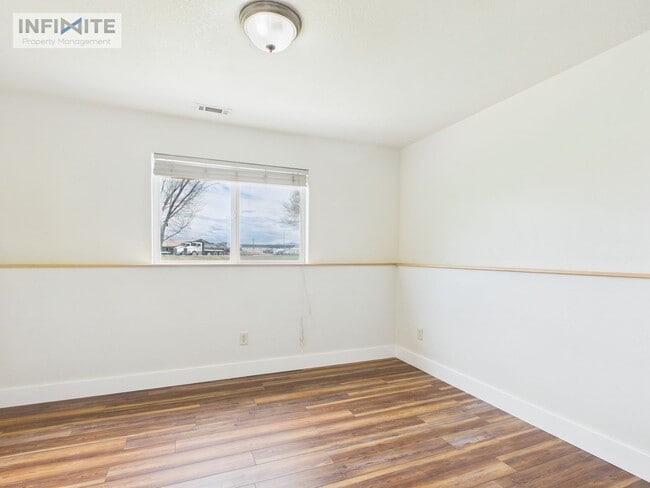 Building Photo - Updated 2 Bedroom in Belgrade