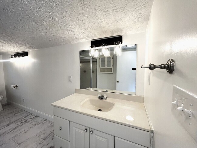 Building Photo - Cozy 3 bedroom home with country feel! Large Acreage!