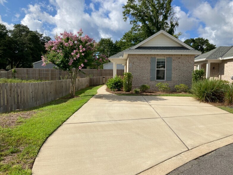 Building Photo - 101 Alley Ln