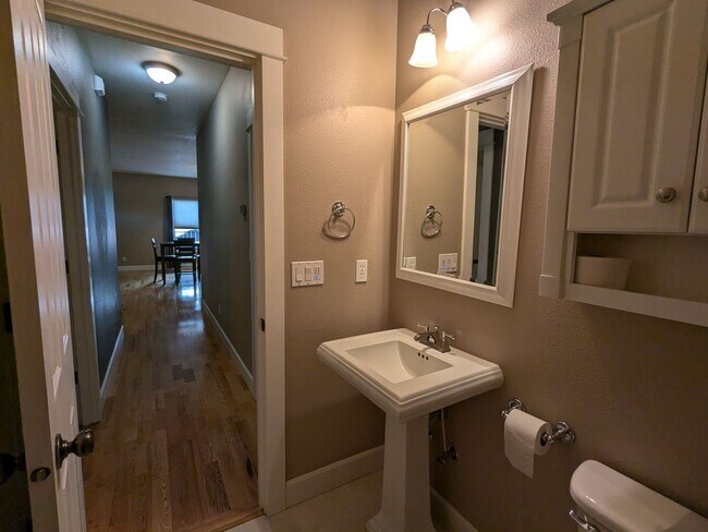Building Photo - Gorgeous single-level 2x2 with an office\t...