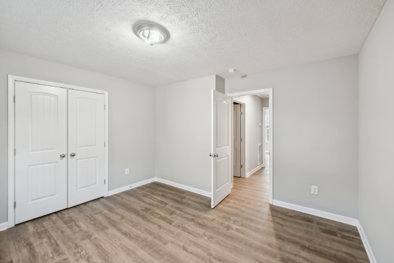 Building Photo - 302 8th Ave SW