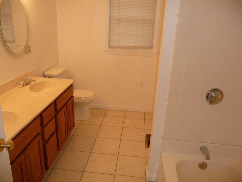 Building Photo - 104 Pond St