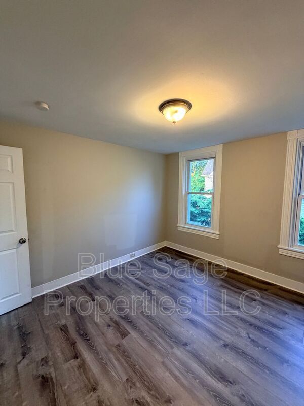 Building Photo - 913 8th Ave