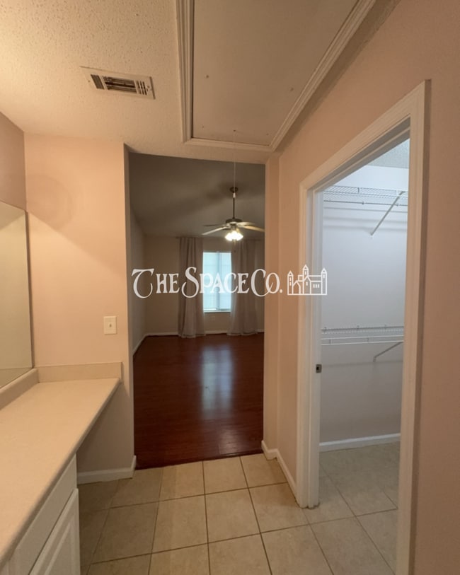 Building Photo - "Charming 2-Bedroom Retreat with 2 Full Baths on Vermont Road!"