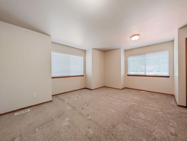 Building Photo - Move in ready 4 bed, 2.5 bath home W/ New Paint & Carpet!