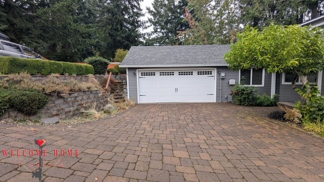 Building Photo - Huge waterfront home, fully furnished, boa...