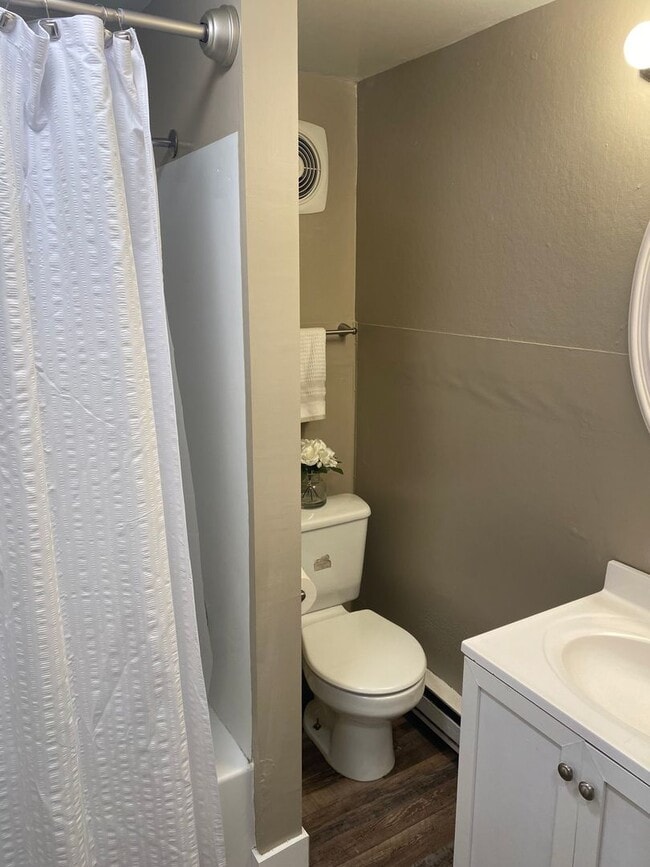 Building Photo - Central Selah Gem: 2-Bedroom Retreat with ...