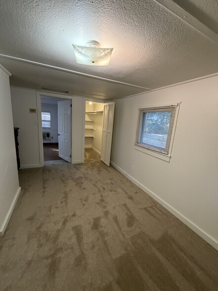 Building Photo - 209 Strawberry Ln