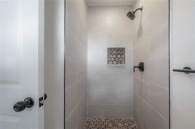 Building Photo - 4002 W Fairview Heights