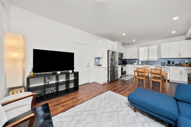 Building Photo - 1 Bed/1 Bath Modern Condo in Upper Land Park