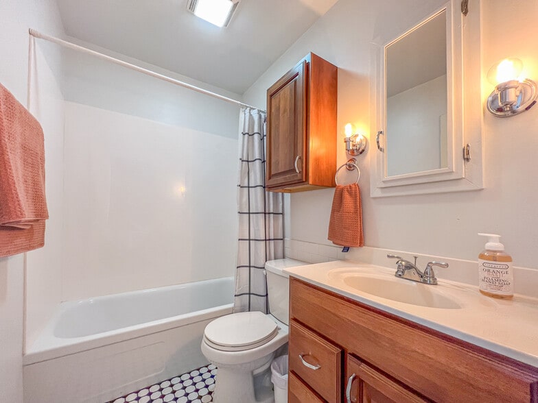 Building Photo - 1175 Iowa St