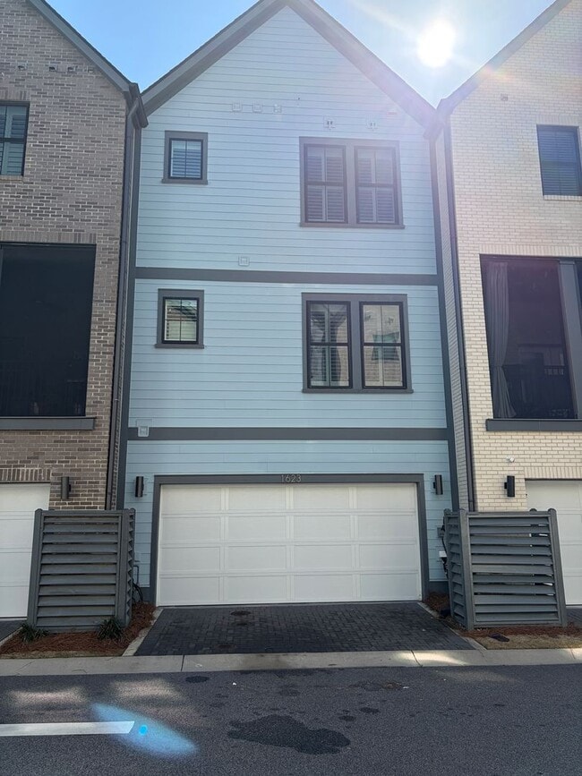 Building Photo - Midtown Townhouse