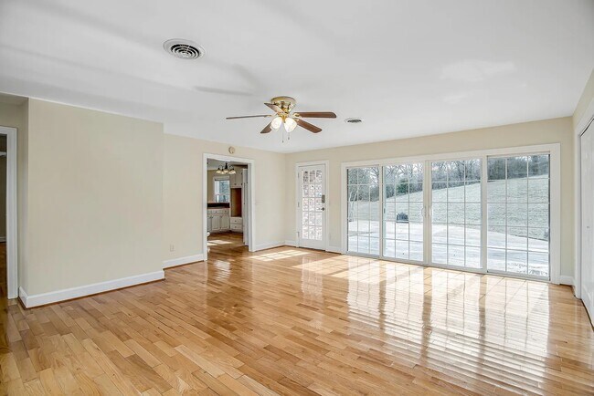 Secondary living area - 3245 Kings Ln