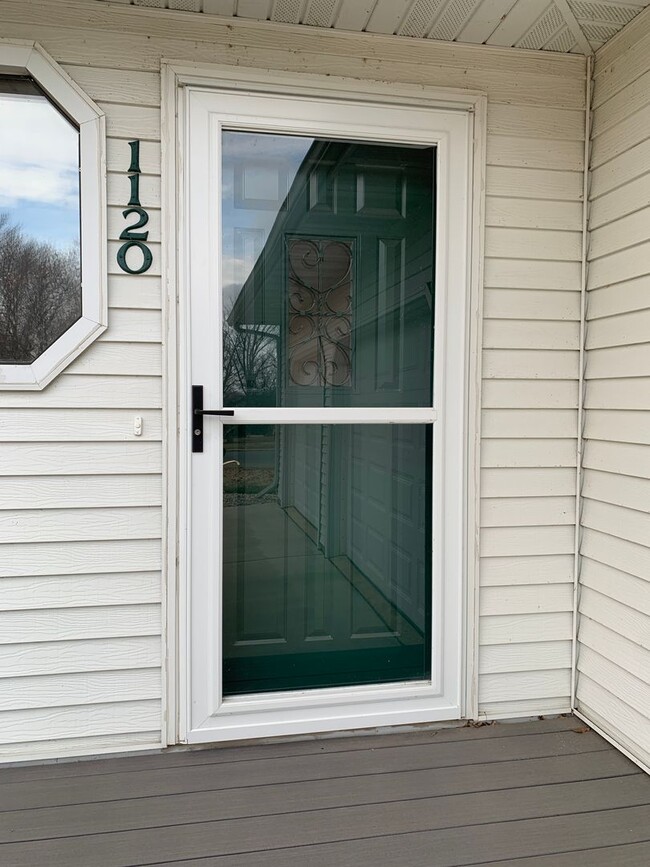 Building Photo - Executive 3 Bedroom Home