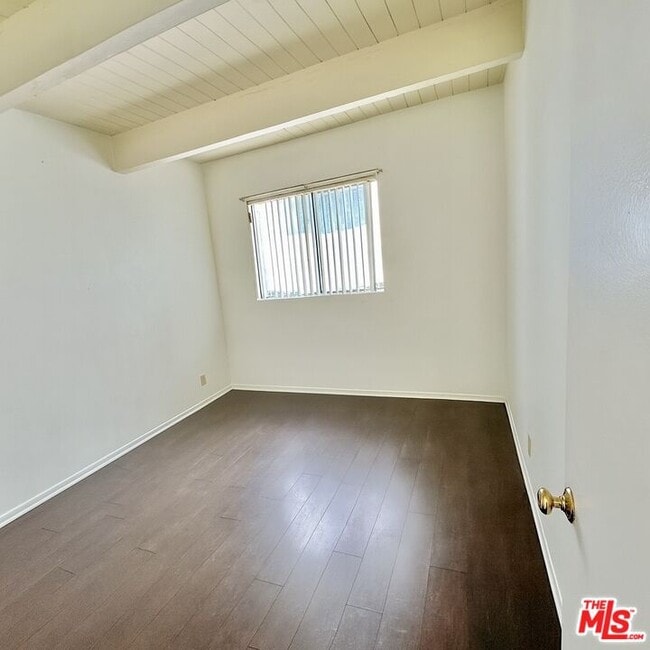 Building Photo - 451 S Oakhurst Dr