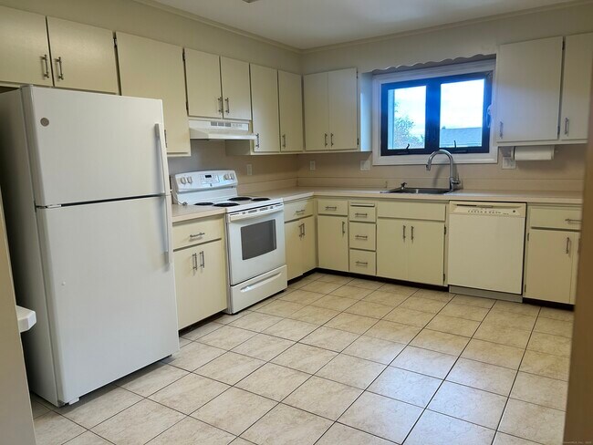 Building Photo - 1102 Summer Hill Dr