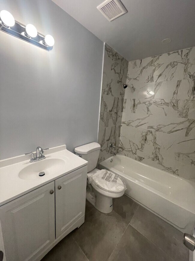 Building Photo - 780 NE 46th Ct