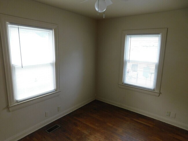Building Photo - 2 Bed 1 Bath House in El Dorado w/ Hardwoo...