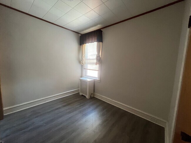 Building Photo - PHA only 3 bedroom, 1 bathroom house