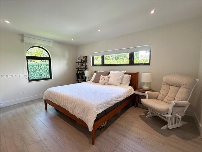 Building Photo - 815 Valencia Ave