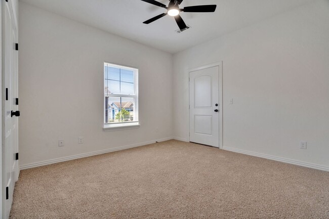 Building Photo - 4 Bed 3 Bath Townhome located close to University!