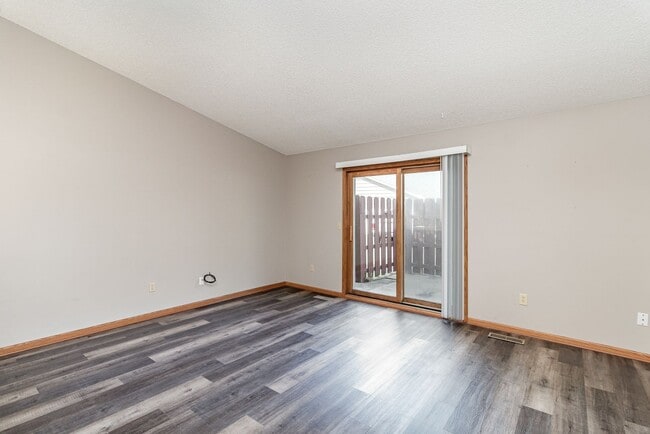 Building Photo - 2 Bed | 1 Bath Updated One Level Home