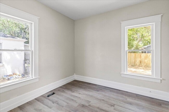 Building Photo - Charming 3 Bedroom, 2 Bathroom Home for Re...