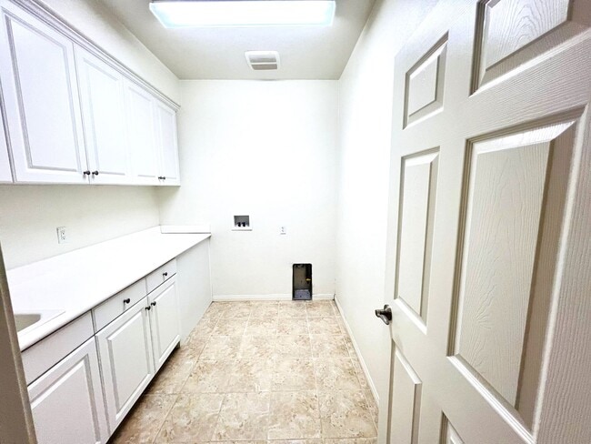 Building Photo - Beautiful 4 Bedroom, 2.5 Baths Single Family Home with 3 Car Tandem Parking Garage and Backyard w...