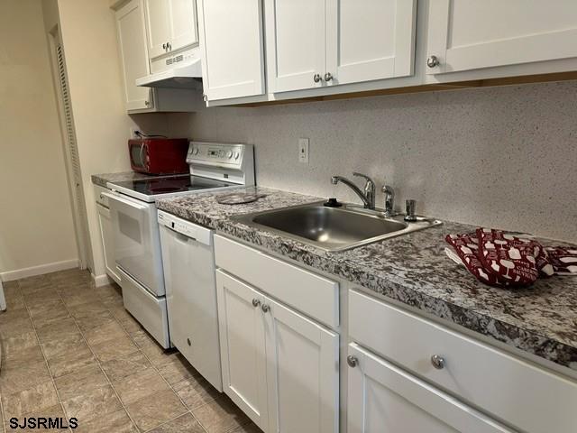 Building Photo - 703 Camelback Ct